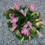 wience pogrzebowe wieniec z fioletowych lilii